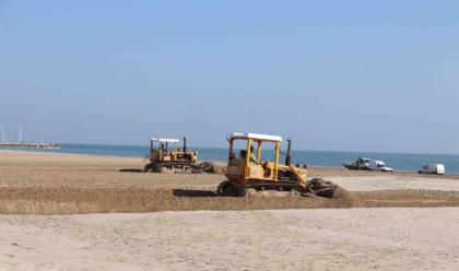 Immagine News - da-cervia-a-tagliata-ruspe-al-lavoro-per-livellare-la-duna-di-sabbia