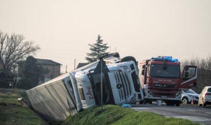 Immagine News - bagnacavallo-camionista-si-ribalta-a-bordo-strada