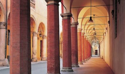 Immagine News - bologna-50-studenti-dellaccademia-belle-arti-restaurano-i-portici