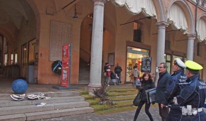 Immagine News - in-frantumi-una-palla-decorativa-in-piazza-del-popolo-a-faenza