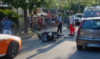 Immagine News - marina-romea-30enne-finisce-con-lo-scooter-contro-unauto-parcheggiata--grave
