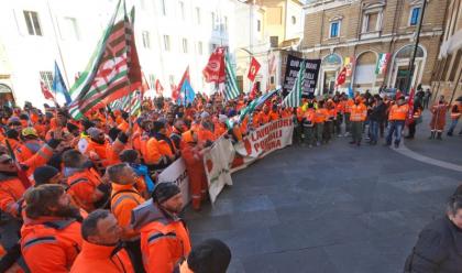 Immagine News - lo-sciopero-dei-lavoratori-del-porto-in-piazza-contro-la-riforma