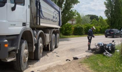 Immagine News - motociclista-contro-un-camion-ricoverato-allospedale-di-ravenna
