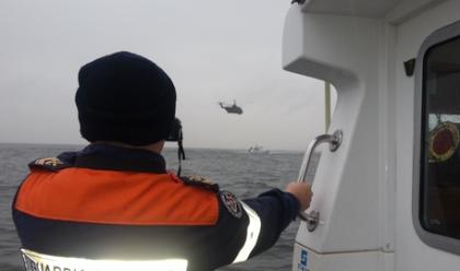 Immagine News - la-guardia-costiera-ha-salvato-nella-notte-tre-persone-su-un-catamarano-che-stava-affondando