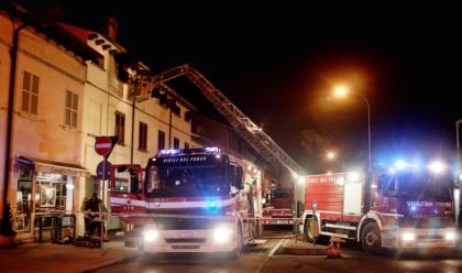 Immagine News - 23enne-salvato-in-extremis-dai-vigili-ma-lincendio-gli-ha-distrutto-casa