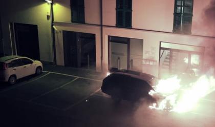 Immagine News - bmw-in-fiamme-in-via-case-nuove-indagano-i-carabinieri
