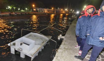 Immagine News - gi-recuperato-il-peschereccio-affondato-ieri-sera-nel-porto-canale