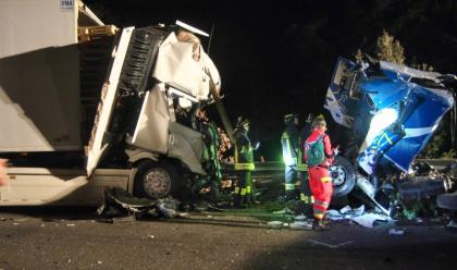 Immagine News - ravenna-frontale-sulla-romea-muoiono-due-camionisti