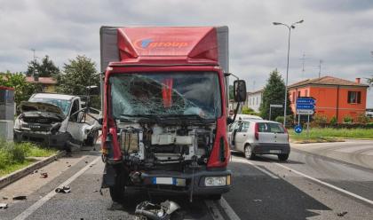 Immagine News - cotignola-scontro-tra-furgone-auto-e-camion-un-ferito