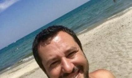 Immagine News - il-ministro-salvini-in-spiaggia-a-milano-marittima-quotviva-la-romagna-altroch-maiorcaquot