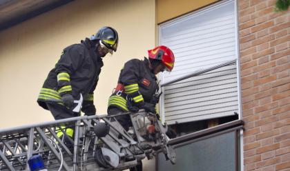 Immagine News - godo-incendio-in-garage-anziana-salvata-dai-pompieri