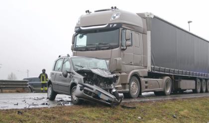 Immagine News - cotignola-si-scontra-in-auto-con-un-camion-uomo-in-gravi-condizioni