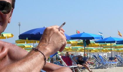 Immagine News - ravenna-prime-multe-per-chi-fuma-in-spiaggia-sulla-battigia