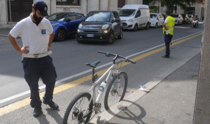 Immagine News - ravenna-scontro-tra-bici-in-via-di-roma