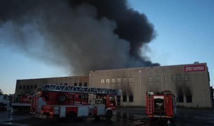 Immagine News - faenza-il-sindaco-malpezzi-notte-di-lavoro-incendio-alla-lotras-sotto-controllo
