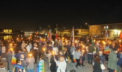 Immagine News - ravenna-partecipata-la-fiaccolata-da-piazza-del-popolo-alla-darsena-per-i-curdi-tante-adesioni