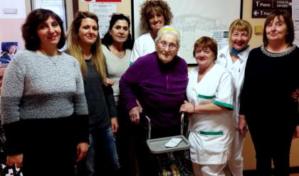 faenza-maria-mirandola-ex-insegnante-ai-seggi-per-votare-a-101-anni
