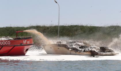 marina-di-ravenna-yacht-in-fiamme-intervengono-i-vigili-del-fuoco