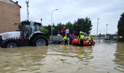 alluvione-a-conselice-con-un-trattore-taxi-di-coldiretti-salvate-persone-e-animali