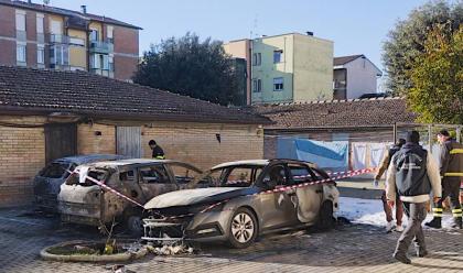 Immagine News - ravenna-matrice-dolosa-per-lincendio-che-ha-distrutto-tre-auto