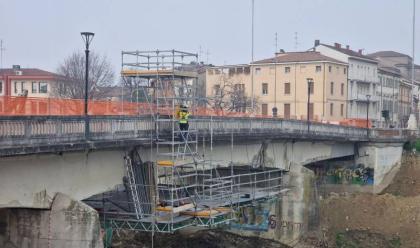 Immagine News - faenza-avanzano-i-lavori-per-la-posa-del-ponte-bailey-per-le-auto-da-via-renaccio-al-borgo