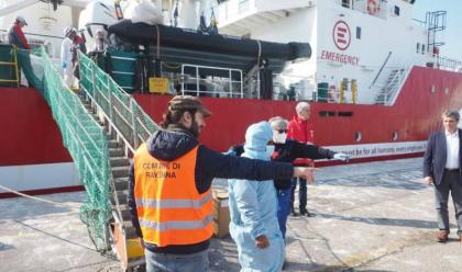 Immagine News - ravenna-accolti-i-71-migranti-della-nave-ong-life-support--il-nono-sbarco-da-fine-2022
